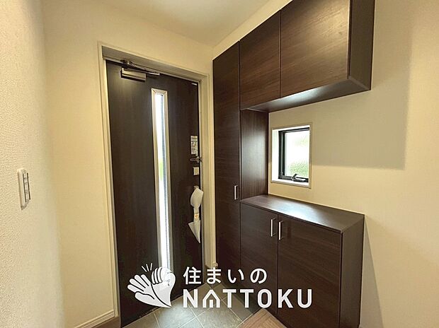 【現地写真（玄関）】玄関には、大型のシューズ収納を設置しています。