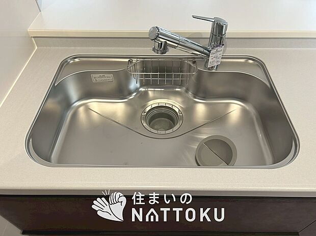 【浄水器内臓型ハンドシャワー付シンク】傷や汚れが付きにくい静音仕様の全面エンボス加工シンク。
また、蛇口の先端に浄水器を内蔵。浄水シャワーが使える毎分4リットルのたっぷり浄水。

