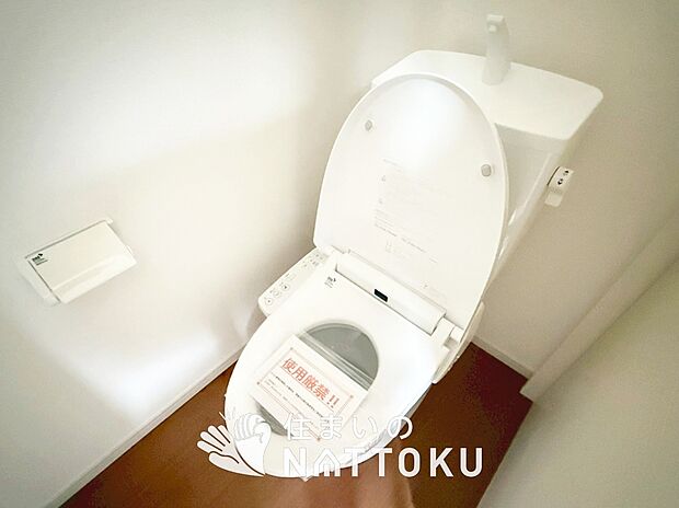 【トイレ】汚れてもサッとひと拭きでお手入れ簡単、エコ仕様の温水洗浄便座付きのトイレです。
バリアフリーにも配慮しています。
