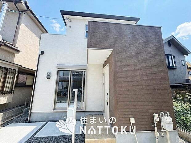 【現地写真(外観)】軽くて火災に強い屋根材を採用し、地震時の建物への負担や揺れを軽減しています。
