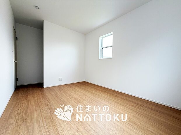 【現地写真(洋室)】木目の美しさを際立たせるシンプルデザインの建具を使用しています。