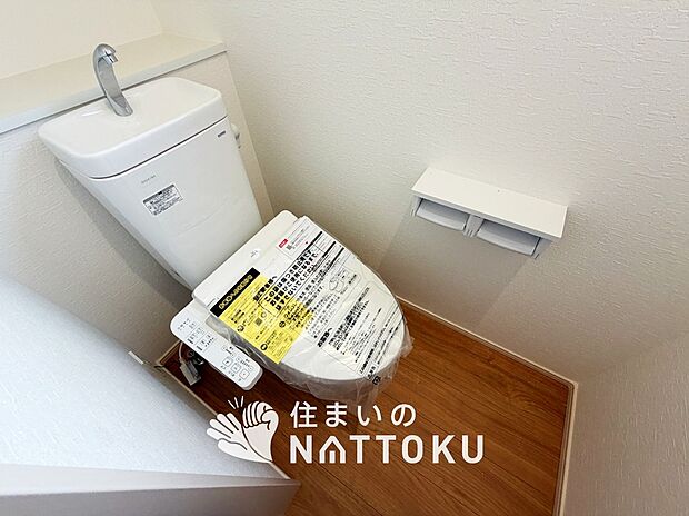 【トイレ】汚れてもサッとひと拭きでお手入れ簡単、エコ仕様の温水洗浄便座付きのトイレです。
バリアフリーにも配慮しています。