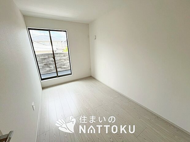 【現地写真(洋室)】木目の美しさを際立たせるシンプルデザインの建具を使用しています。