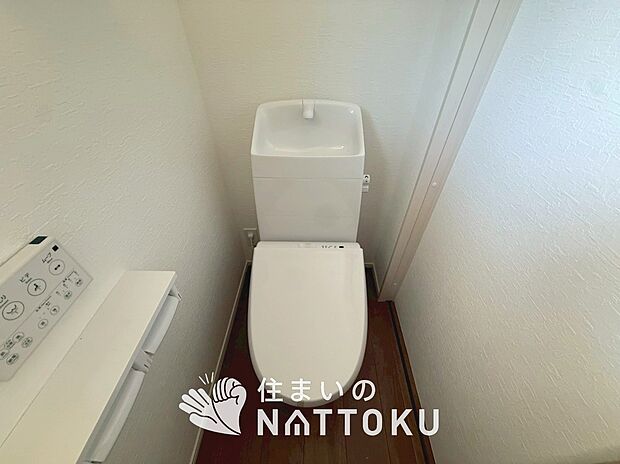 【トイレ】汚れてもサッとひと拭きでお手入れ簡単、エコ仕様の温水洗浄便座付きのトイレです。
バリアフリーにも配慮しています。