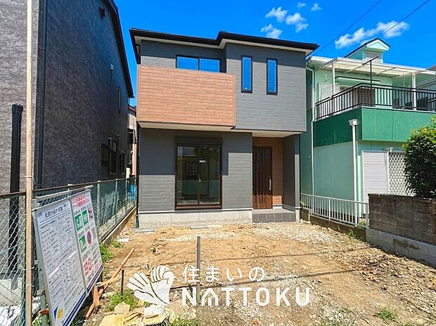 【現地写真(外観)】軽くて火災に強い屋根材を採用し、地震時の建物への負担や揺れを軽減しています。