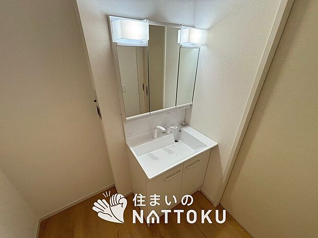 【洗面台・洗面所】鏡の両サイドは、必要なものを取出しやすく、大きな鏡面で朝の準備も快適。
使いやすいリフトアップ機能付きのシングルレバーシャワー水栓付です。
