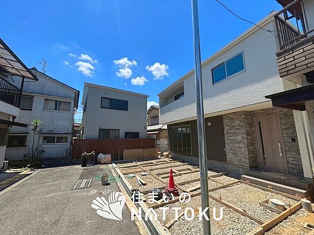 【現地写真(前道含む外観)】断熱性、気密性を高める工夫で一年中ずっと心地よく暮らせる、高気密・高断熱です。