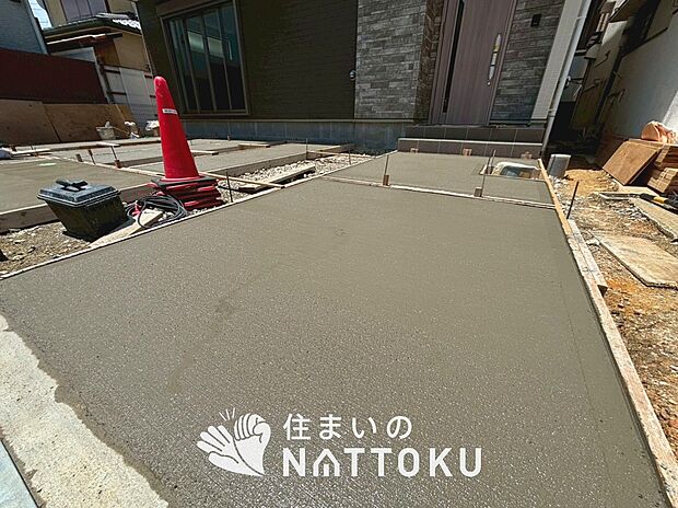 【現地写真(駐車場)】駐車スペースが広く、運転が苦手な方も安心です。