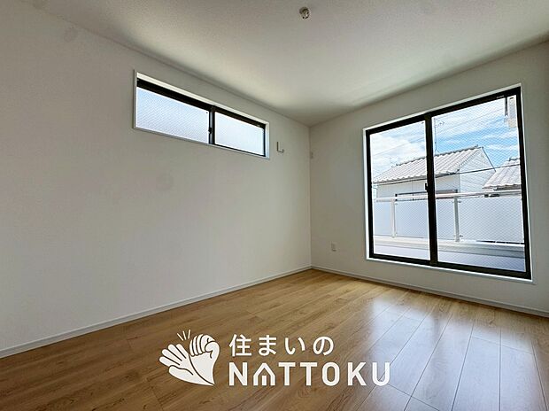 【現地写真(寝室)】木目の美しさを際立たせるシンプルデザインの建具を使用しています。