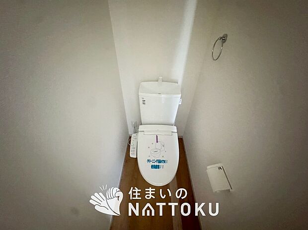 【トイレ 】汚れてもサッとひと拭きでお手入れ簡単、エコ仕様の温水洗浄便座付きのトイレです。
バリアフリーにも配慮しています。