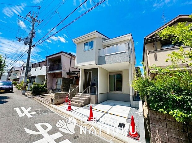 【現地写真(前道含む外観)】断熱性、気密性を高める工夫で一年中ずっと心地よく暮らせる、高気密・高断熱です。