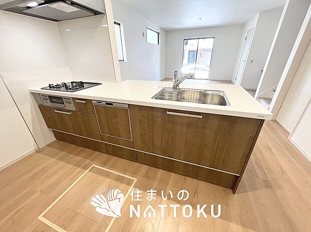 【現地写真(キッチン)】収納たっぷりのシステムキッチン、浄水器付水栓を標準装備しています。