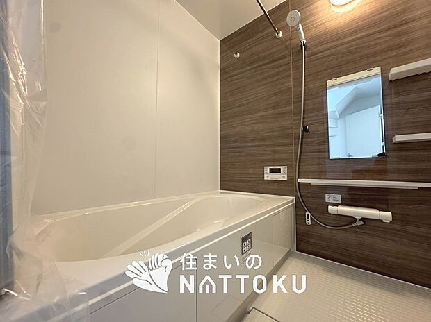 【現地写真(浴室)】浴室暖房乾燥機付き。1坪タイプで広々です。