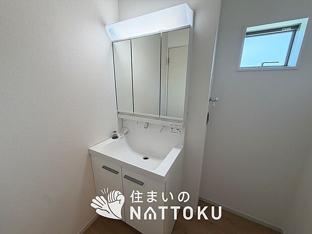 【洗面台・洗面所】鏡の両サイドは、必要なものを取出しやすく、大きな鏡面で朝の準備も快適。
使いやすいリフトアップ機能付きのシングルレバーシャワー水栓付です。
