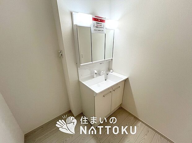 【洗面台・洗面所 】鏡の両サイドは、必要なものを取出しやすく、大きな鏡面で朝の準備も快適。
使いやすいリフトアップ機能付きのシングルレバーシャワー水栓付です。