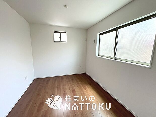 【現地写真(洋室)】木目の美しさを際立たせるシンプルデザインの建具を使用しています。