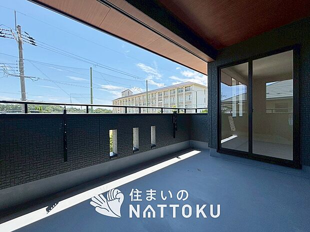【バルコニー】奥行きが広く、洗濯物をゆったりと干せる十分な広さで、家族の洗濯も捗ります。