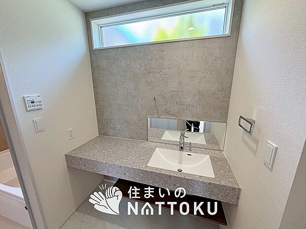 【洗面台・洗面所】鏡の両サイドは、必要なものを取出しやすく、大きな鏡面で朝の準備も快適。
使いやすいリフトアップ機能付きのシングルレバーシャワー水栓付です。