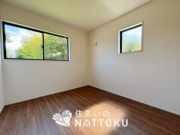 【現地写真(洋室)】木目の美しさを際立たせるシンプルデザインの建具を使用しています。