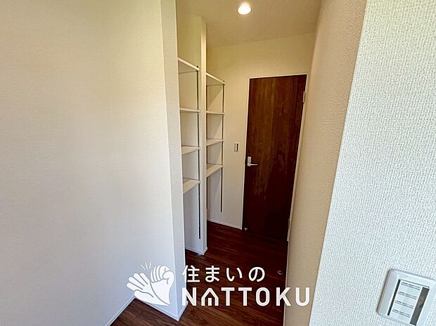 【現地写真(玄関)】玄関には、大型のシューズ収納を設置しています。