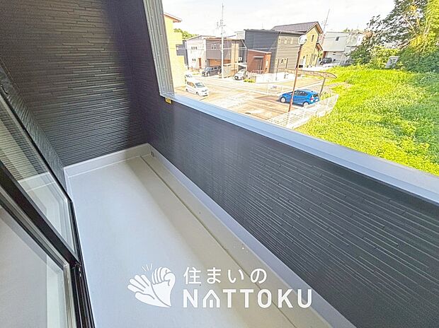 【バルコニー】奥行きが広く、洗濯物をゆったりと干せる十分な広さで、家族の洗濯も捗ります。