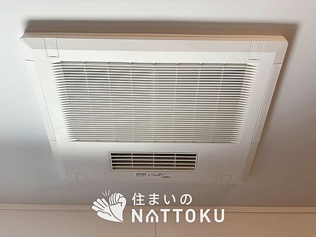 【電気式浴室暖房換気乾燥機】寒い冬場はあたたかく、暑い夏場は扇風機のような心地よさです。
雨の日は、浴室が衣類乾燥スペースになります。