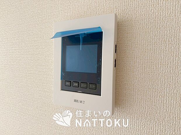 【TVモニター付インターホン】録画機能付きで、自動録画のほか、手動録画もできます。
受話、呼出音量の調整、明るさ調整が可能です。また、来訪者をズーム機能でズームアップして確認できます。