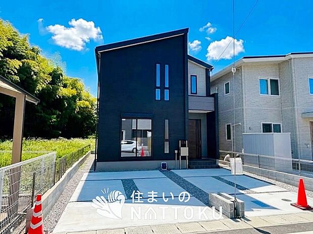 【現地写真(外観)】雨で汚れを落とし、耐久性・耐候性に優れた外壁を使用しています。