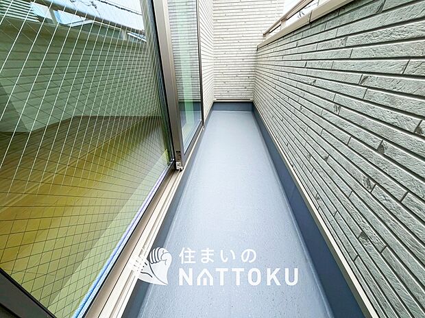 【バルコニー】奥行きが広く、洗濯物をゆったりと干せる十分な広さで、家族の洗濯も捗ります。