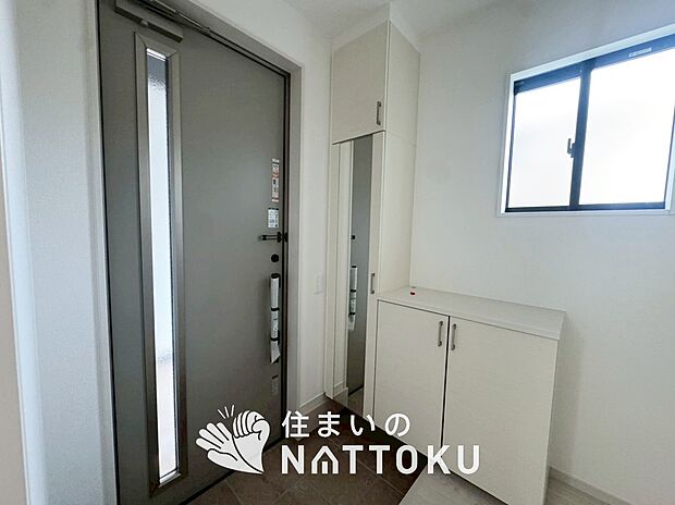 【現地写真(玄関)】玄関には、大型のシューズ収納を設置しています。