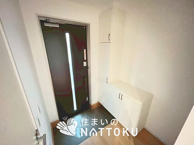 【現地写真(玄関)】玄関には、大型のシューズ収納を設置しています。