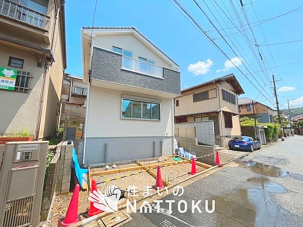 【現地写真(前道含む外観)】お引渡し後も無償の定期点検を行っており、暮らしの安心をお届けしています。