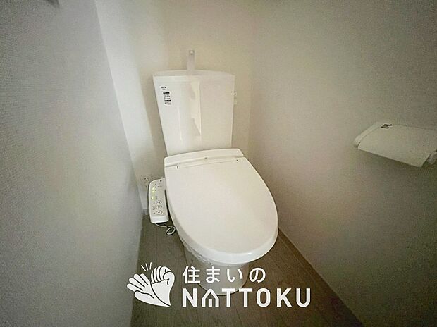 【トイレ】汚れてもサッとひと拭きでお手入れ簡単、エコ仕様の温水洗浄便座付きのトイレです。
バリアフリーにも配慮しています。