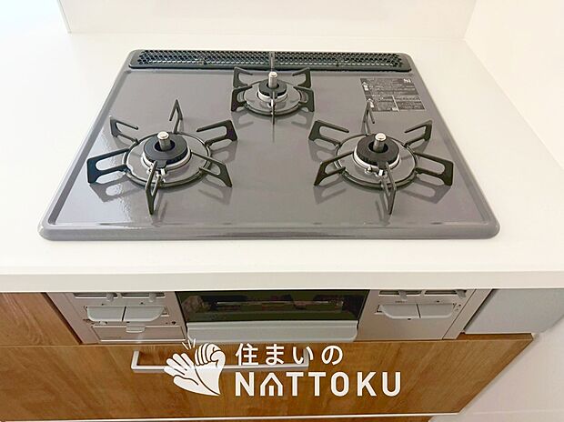 【ビルトインコンロ】フラットな構造で清掃性が高く、過熱防止センサー付3口タイプで日頃の家事も快適です。