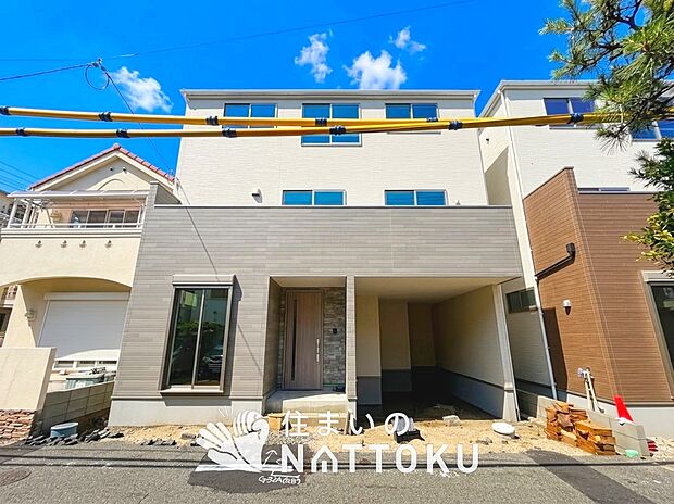 【現地写真(外観)【1号地】】軽くて火災に強い屋根材を採用し、地震時の建物への負担や揺れを軽減しています。