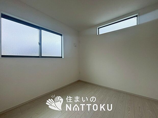 【現地写真(洋室)】木目の美しさを際立たせるシンプルデザインの建具を使用しています。