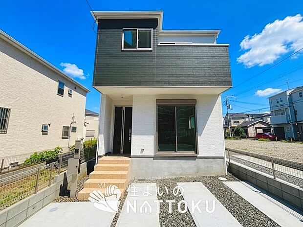 【現地写真(外観)【2号地】】軽くて火災に強い屋根材を採用し、地震時の建物への負担や揺れを軽減しています。
