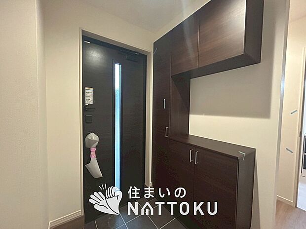 【現地写真(玄関)】玄関には、大型のシューズ収納を設置しています。