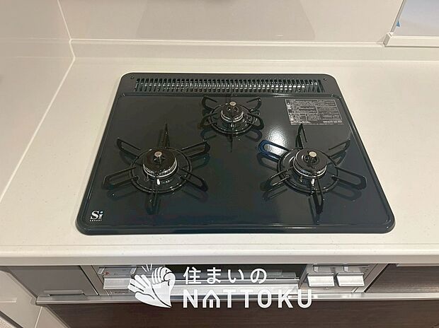 【ビルトインコンロ】フラットな構造で清掃性が高く、過熱防止センサー付3口タイプで日頃の家事も快適です。