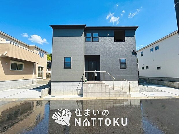 【現地写真(外観)【3号地】】軽くて火災に強い屋根材を採用し、地震時の建物への負担や揺れを軽減しています。