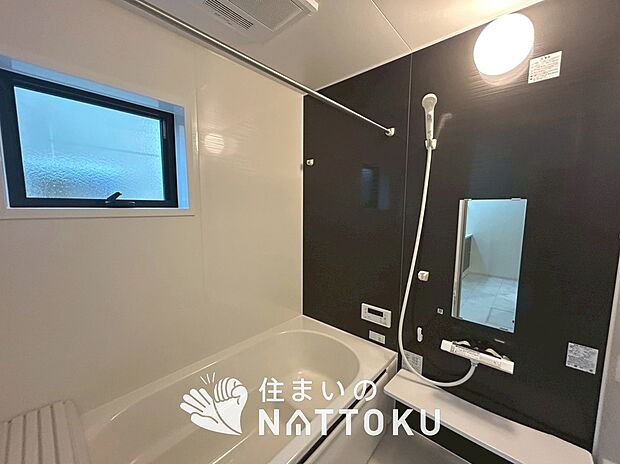 【現地写真(浴室)】浴室暖房乾燥機付き。1坪タイプで広々です。