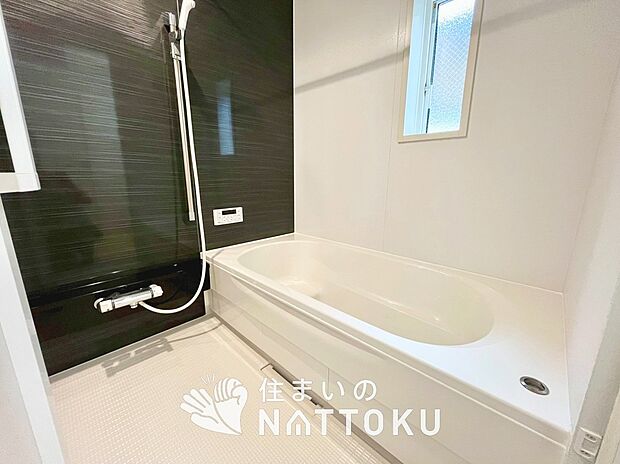 【現地写真(浴室)】浴室暖房乾燥機付き。1坪タイプで広々です。