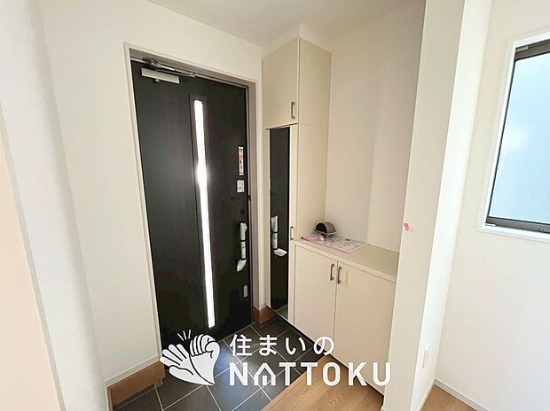 【現地写真(玄関)】玄関には、大型のシューズ収納を設置しています。