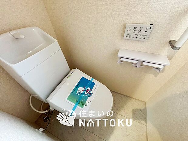 【トイレ】汚れてもサッとひと拭きでお手入れ簡単、エコ仕様の温水洗浄便座付きのトイレです。
バリアフリーにも配慮しています。