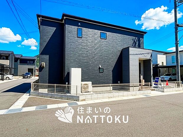 【現地写真(外観)【1号地】】雨で汚れを落とし、耐久性・耐候性に優れた外壁を使用しています。