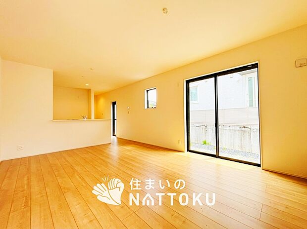 【現地写真(リビング)】フローリング材には、木目、色調など木材特有の風合いがあり、ナチュラルな美しさになっています。