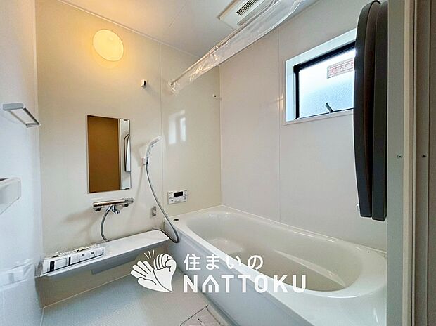【現地写真(浴室)】浴室暖房乾燥機付き。1坪タイプで広々です。