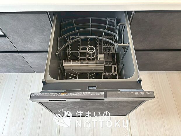 【食器洗い乾燥機】食後の時間にゆとりを与えてくれる食器洗い乾燥機。
操作ボタンも上面にあるので、腰をかがめずに操作ができラクラクです。

