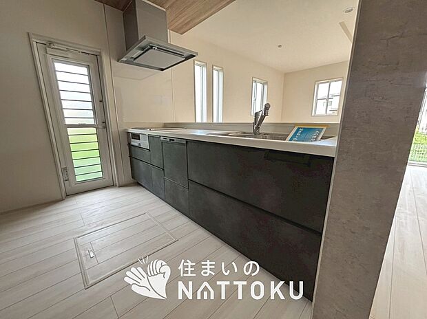 【現地写真（キッチン）】収納たっぷりのシステムキッチン、浄水器付水栓を標準装備しています。