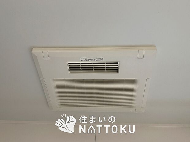 【浴室暖房換気乾燥機】サイドブロー機能で、乾燥効率アップです。
サイドに吹き出しを搭載することにより浴室内を端まで循環する気流ができ、さらに省エネ性能がアップします。